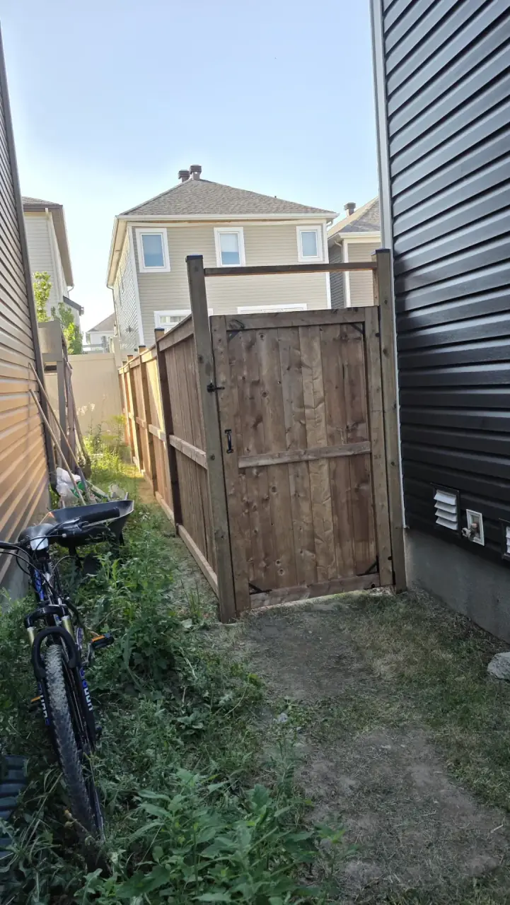 Backyard fence and gate in Stittsville — photo 8